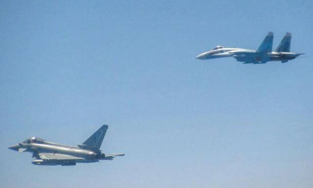 普京拒绝后,特朗普叫停普特会!12国倒戈,泽连斯基决定停火?